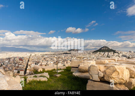 Panoramablick über Athen in Richtung Mount Lycabettus, erschossen von der Akropolis, mit antiken Säulen im Vordergrund Stockfoto