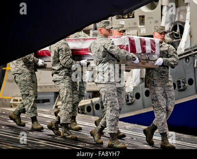 New Castle, Delaware, USA. 23. Dezember 2015. 23. Dezember 2015: The Air Force Ehrengarde trägt das Verteilergetriebe der Air Force Staff Sergeant Chester J. McBride während seine würdevolle Transfer Flughafen New Castle in New Castle, Delaware am 23. Dezember 2015. McBride war einer der sechs Soldaten bei einem Selbstmordattentat in der Nähe von Bagram Air Force Base in Afghanistan getötet. Scott Serio/ESW/CSM/Alamy Live-Nachrichten Stockfoto