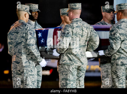 New Castle, Delaware, USA. 23. Dezember 2015. 23. Dezember 2015: The Air Force Ehrengarde trägt das Verteilergetriebe der Air Force Staff Sergeant Chester J. McBride während seine würdevolle Transfer Flughafen New Castle in New Castle, Delaware am 23. Dezember 2015. McBride war einer der sechs Soldaten bei einem Selbstmordattentat in der Nähe von Bagram Air Force Base in Afghanistan getötet. Scott Serio/ESW/CSM/Alamy Live-Nachrichten Stockfoto