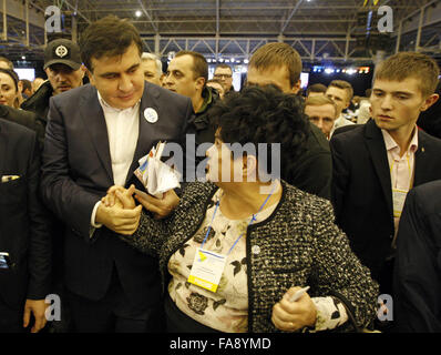 Kiew, Ukraine. 23. Dezember 2015. Der Gouverneur der Region Odessa und ehemaligen georgischen Präsidenten Micheil Saakaschwili (L) während der ukrainischen Anti-Korruptions-Forum. Teilnehmer des Forums kündigte ein "Clearing für" Bürgerbewegung, die Fahrt zur Korruptionsbekämpfung Reformen in der Ukraine eingestellt ist. Bildnachweis: Vasyl Shevchenko/Pacific Press/Alamy Live-Nachrichten Stockfoto