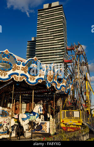 Karussell und Riesenrad am Toronto Christmas Market Distillery District Stockfoto