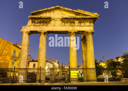 Die beleuchtete Tor der Athena Archegetis in der Nacht, Teil der Roman Agora am Fuße der Akropolis in Athen, Griechenland Stockfoto
