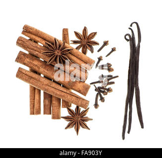 Gewürze, Vanille, Nelken, Sternanis, Zimt. Weihnachten-Lebensmittelzutaten in weißen Hintergrund isoliert Stockfoto