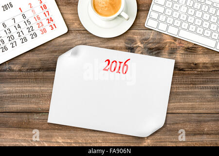 Digitale Geräte. Kalender 2016. Schreibtisch mit Kaffee. Visionen für Silvester Stockfoto