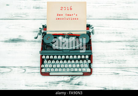 Schreibmaschine mit weißem Papierseite auf Holztisch. Sample Text 2016 New Years Resolutionen. Vintage-Stil getönten Bild Stockfoto