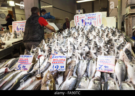 Fisch stand auf Athen Central Market, öffentliche Markthallen, auch genannt Varvakios Agora oder Dimotiki Agora. Athen, Griechenland Stockfoto