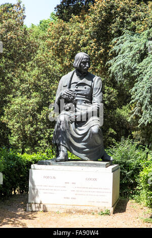 Ein Denkmal des russischen Schriftstellers Nikolai Vasilievich Gogol in Gärten der Villa Borghese in Rom Stockfoto