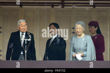 Tokio, Japan. 23. Dezember 2015. Kaiser Akihito und seine kaiserlichen Familienangehörigen erscheinen auf dem Balkon Gratulanten feiert die japanische Monarchen 82. Geburtstag in der Hofburg am Mittwoch, 23. Dezember 2015 erhalten. Sie sind von links: Akihito; Kronprinz Naruhito; Kaiserin Michiko und Prinzessin Masako. Bildnachweis: Natsuki Sakai/AFLO/Alamy Live-Nachrichten Stockfoto