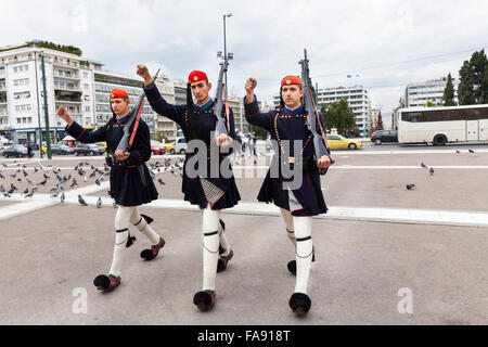 Presidential wachen, die Evzonen genannt werden, marschieren in Richtung ins griechische (griechischen) Parlament in Syntagma-Platz, Athen Stockfoto