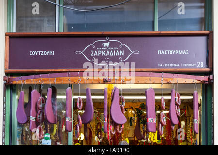 Ladenfront eines Metzgers, Verkauf von Fleisch- und Wurstwaren in der Nähe der Zentralmarkt für Fleisch und Fisch in Athen, Griechenland Stockfoto