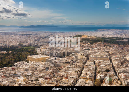 Panoramablick über Athen auf der Akropolis und Meer im Hintergrund, geschossen von Mount Lycabettus Stockfoto