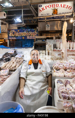 Händler und Fleisch stall am Zentralmarkt Athen öffentlichen Markthallen, auch genannt Varvakios Agora oder Dimotiki Agora Stockfoto