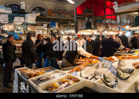 Zentralmarkt Athen, öffentliche Markthallen für für Fleisch und Fisch, auch genannt Varvakios Agora oder Dimotiki Agora. Athen, Griechenland Stockfoto