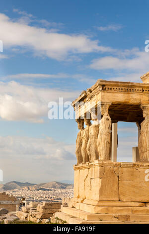 Der kultige Veranda die Karyatiden auf das Erechtheion auf der Akropolis von Athen, Griechenland, mit Blick auf die Stadt Stockfoto