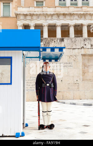 Presidential Guard Soldat, genannt eine Evzone vor dem griechischen Parlament, das griechische Parlamentsgebäude, Athen Stockfoto