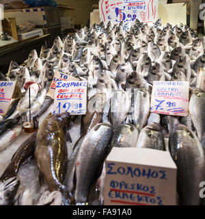 Frischer Fisch verkauft im Zentralmarkt Athen, öffentliche Markthallen, auch genannt Varvakios Agora oder Dimotiki Agora Stockfoto