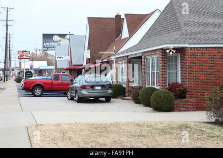 Auf einer Straße in Tulsa, Oklahoma, roter Lastwagen und rote Wände, breiter, solider Bürgersteig Stockfoto