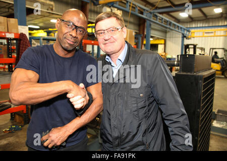 Ein amerikanischer Arbeiter in der Ölausrüstungsfabrik in Tulsa, Oklahoma, schüttelt die Hand an den russischen Kollegen (rechts), einen führenden Ölfeldingenieur Stockfoto