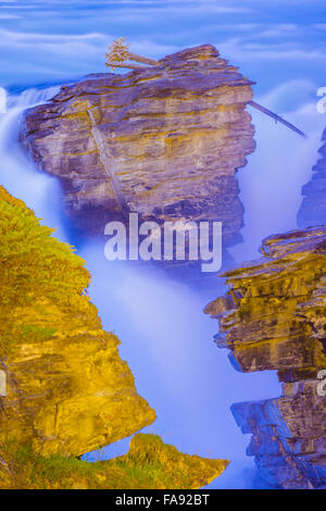 Athabasca Falls in der Abenddämmerung, Jasper Nationalpark, Kanada Stockfoto