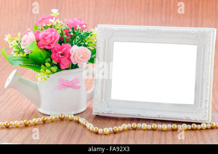 Blumen Vase und Vintage-weißer Bilderrahmen auf hölzernen desktop, Clipping-Pfad Stockfoto