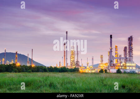 Öl-Raffinerie-Anlage in der Dämmerung, Thailand. Stockfoto