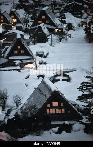 Shirakawa-Go Dorf unter dem Schnee, der Präfektur Gifu, Japan Stockfoto