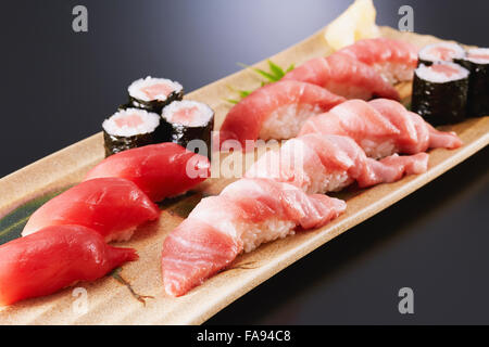 Sushi-Platte auf schwarzen Schreibtisch Stockfoto