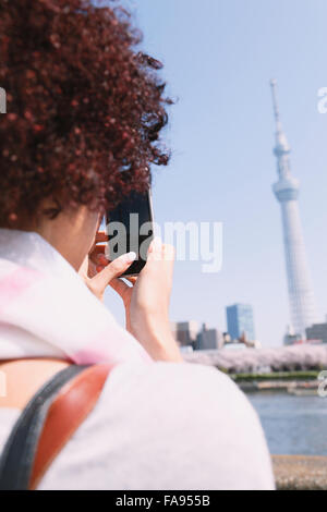 Junge Frau genießen Tourismus in Tokio Stockfoto