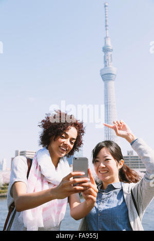 Junge multi-ethnischen Freund genießen Tourismus in Tokio Stockfoto