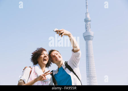 Multi-ethnischen Paar genießt Tourismus in Tokio Stockfoto