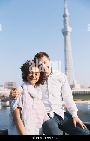 Multi-ethnischen Paar genießt Tourismus in Tokio Stockfoto