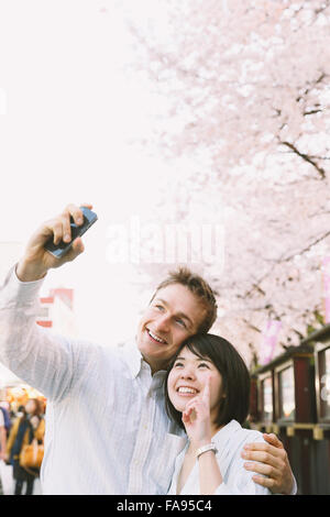 Multi-ethnischen Pärchen genießen Tourismus in Tokio Stockfoto