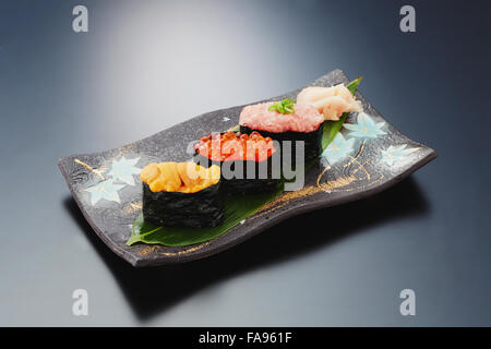 Sushi-Platte auf schwarzen Schreibtisch Stockfoto