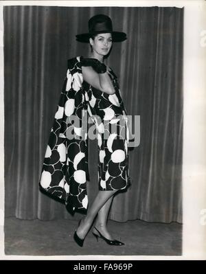 1962 - neue Styles für den Frühling - von Ronald Paterson. Mantel und zweiteilige Outfit: '' Roma Koma '' einen Mantel und zwei Stück gedruckte Seidenkleid schwarz/weiß aus der neuen Frühjahrskollektion von Ronald Paterson auf der Messe in London. © Keystone Bilder USA/ZUMAPRESS.com/Alamy Live-Nachrichten Stockfoto