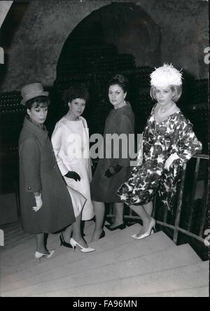 1963 - großer '' Modeschöpfer in Paris präsentieren ihre bereit, Mode für Frühjahr/Sommer 1963 zu tragen: ein Quartett der großen '' Couturiers'' in Paris. Jean Desses, Jacques Heim, Lanvin Castillo und Guy Laroche haben in einem Champagner Weinkeller einige ihre fertige Kreationen tragen vorgestellt. Das Foto zeigt vier fo die Modelle der Mode der kommenden Saison in einem Champagner-Keller in Reims zu tragen bereit. © Keystone Bilder USA/ZUMAPRESS.com/Alamy Live-Nachrichten Stockfoto