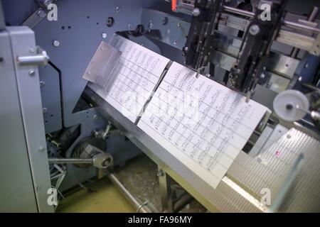 Mainz, Deutschland. 17. Dezember 2015. Noten Musik und Buch Musikverlag Schott Music in Mainz, Deutschland, 17. Dezember 2015 gedruckt. Eine wachsende Zahl von Musikern erhalten Noten aus dem Internet mit legalen und illegalen Mitteln. Viele Verlage haben immer noch Probleme beim Umgang mit der digitalen Revolution. Foto: FREDRIK VON ERICHSEN/Dpa/Alamy Live-Nachrichten Stockfoto