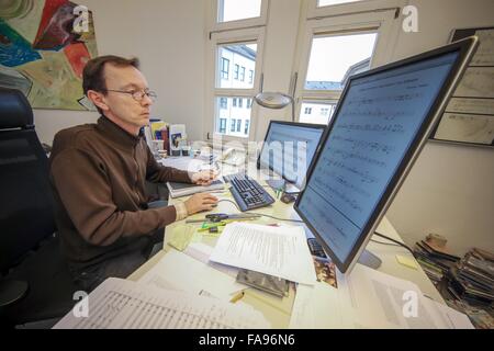 Mainz, Deutschland. 17. Dezember 2015. Herausgeber Andreas Krause arbeitet an Partituren in seinem Büro an Musik und Buch Musikverlag Schott Music in Mainz, Deutschland, 17. Dezember 2015. Eine wachsende Zahl von Musikern erhalten Noten aus dem Internet mit legalen und illegalen Mitteln. Viele Verlage haben immer noch Probleme beim Umgang mit der digitalen Revolution. Foto: FREDRIK VON ERICHSEN/Dpa/Alamy Live-Nachrichten Stockfoto