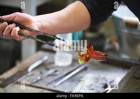 Japanische Glas Handwerker arbeiten im studio Stockfoto