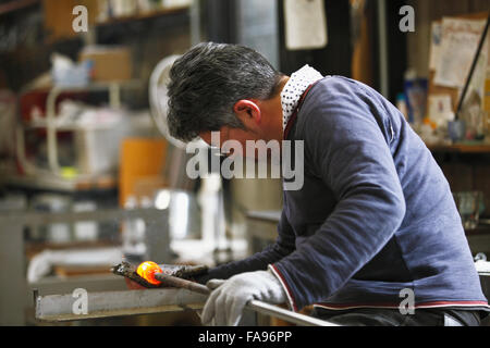 Japanische Glas Handwerker arbeiten im studio Stockfoto