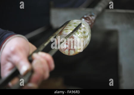 Japanische Glas Handwerker arbeiten im studio Stockfoto