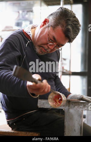 Japanische Glas Handwerker arbeiten im studio Stockfoto