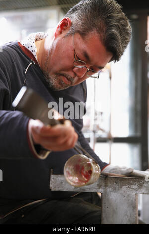 Japanische Glas Handwerker arbeiten im studio Stockfoto