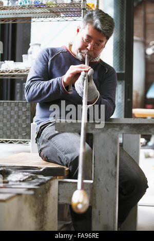 Japanische Glas Handwerker arbeiten im studio Stockfoto