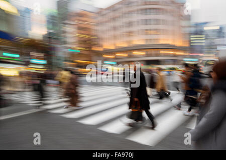 Menschen eilen im Herzen des Einkaufsviertels Ginza in Tokio. Das ikonische Ginza Wako Gebäude ist in den Hintergrund. Stockfoto