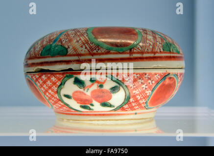 Polychrome bedeckt Box mit Platten und Brokat Muster für den japanischen Markt. Shanghai Museum. Stockfoto