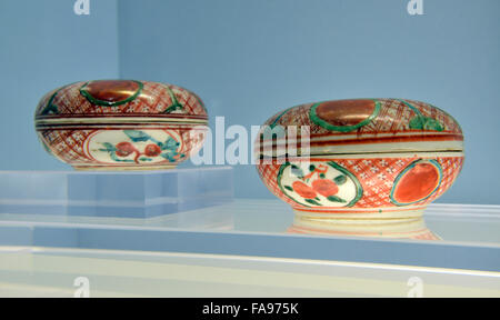 Polychrome bedeckt Box mit Platten und Brokat Muster für den japanischen Markt. Shanghai Museum. Stockfoto