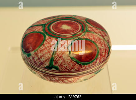 Polychrome überdachte Box mit Platten und Brokat-Muster. Shanghai Museum. Stockfoto