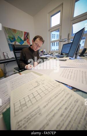 Mainz, Deutschland. 17. Dezember 2015. Herausgeber Andreas Krause arbeitet an Partituren in seinem Büro an Musik und Buch Musikverlag Schott Music in Mainz, Deutschland, 17. Dezember 2015. Eine wachsende Zahl von Musikern erhalten Noten aus dem Internet mit legalen und illegalen Mitteln. Viele Verlage haben immer noch Probleme beim Umgang mit der digitalen Revolution. Foto: FREDRIK VON ERICHSEN/Dpa/Alamy Live-Nachrichten Stockfoto