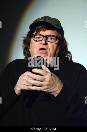 New York, NY, USA. 23. Dezember 2015. Michael Moore im Ankunftsbereich für wo zu erobern nächste Premiere, Angelika Film Center, New York, NY 23. Dezember 2015. Bildnachweis: Derek Sturm/Everett Collection/Alamy Live-Nachrichten Stockfoto