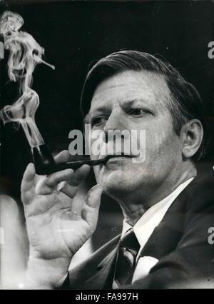 1972 - Deutschlands starke Mann Helmut Schmidt, der ist fast sicher zum Erfolg von Willy Brandt als Bundeskanzler, hier in eine besinnliche Stimmung zu sehen, wie er die Zukunft überlegt. © Keystone Bilder USA/ZUMAPRESS.com/Alamy Live-Nachrichten Stockfoto